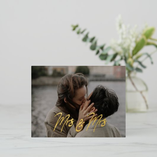 Frau & Mrs Postcard Wedding Einladung (Stehend vorne)