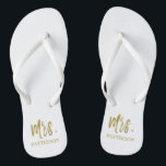 Frau Nachname Flip Flops mit Gold Foil Badesandalen<br><div class="desc">Frau Nachname Flip Flops mit Gold Foil Typografie. Die Flip Flops können mit Mr. Silver Flip Flops gepaart werden.</div>