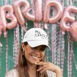 Frau Name Newlywed Bride Monogram Truckerkappe<br><div class="desc">Dieses Design kann in dem Bereich personalisiert werden, der durch das Ändern des Fotos und/oder Textes zur Verfügung gestellt wird. Sie können auch angepasst werden, indem Sie auf Vorlage personalisieren klicken und dann auf die Schaltfläche klicken, um weitere Optionen anzupassen, um die Hintergrundfarbe zu löschen oder zu ändern, Text hinzuzufügen,...</div>