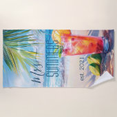 Frau Newlywed Bride Monogram Cocktail Seascape Strandtuch (Vorderseite)