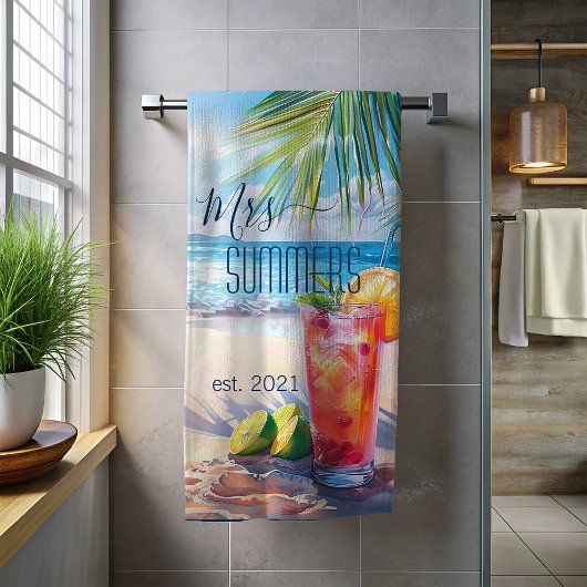 Frau Newlywed Bride Monogram Cocktail Seascape Strandtuch