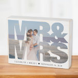 Frau Newlywed Foto Wedding Holzkisten Schild<br><div class="desc">Einzigartiges und spezielles Holzkastenschild für die Neuvermählten mit Ihrem Hochzeitstag-Foto in einem Rahmen,  der von "Mr. & Mrs." in großer,  fett formatierter Typografie gebildet wird. Fügen Sie Ihre Vornamen und Hochzeitstag in einfacher moderner Typografie hinzu.</div>