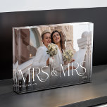 Frau Newlywed Gift Modern Couple Foto Keepake<br><div class="desc">Minimaler und moderner,  frisch verheirateter Foto. Einfaches und modernes Design mit einem kompletten Foto-Design. Passen Sie Ihre Wünsche mit Ihrem Foto,  Jahr und Namen an. "Mrs. & Mrs." Foto Overlay in einer eleganten Typografie. Ein perfekter Sake für Paare,  die ihre Ehe als Frau und Frau feiern.</div>