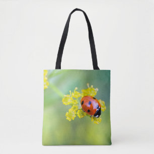 Frau oben tasche