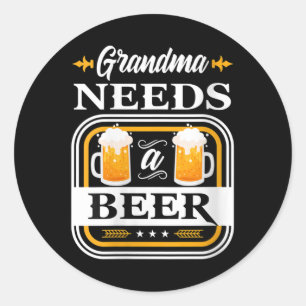 Frau Oma braucht eine Bierbraut und ein Getränk Runder Aufkleber