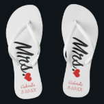 Frau Personalisiert mit Name & Date Flip Flops Badesandalen<br><div class="desc">Diese Flip-Flops können in jede beliebige Hintergrundfarbe geändert werden, die zazzle anbietet. Sie haben das Wort "Mrs." in der Schrift den dreh gedreht. Sie können die Flip Flops mit Ihrem Namen und einem besonderen Datum für das Treffen oder Hochzeit. Karo aus den vielen Brautdesigns, die wir in unserem Laden haben....</div>