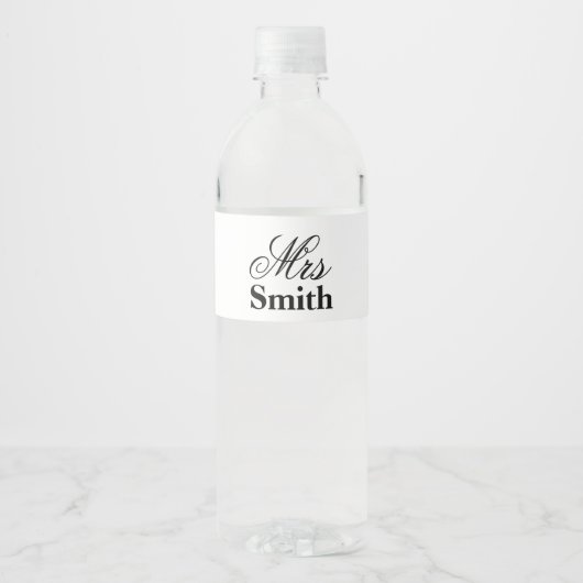 Frau Personalized Name White Black Wasserflaschenetikett (Vorderseite)
