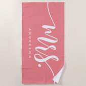 Frau Pink and White New Bride Personalisiert Strandtuch (Vorderseite)
