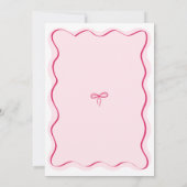Frau Pink Bow Wavy Modernes Brautparty Einladung (Rückseite)