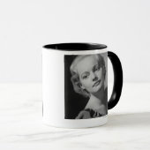 Frau posiert 2 tasse (VorderseiteRechts)