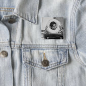Frau posiert 3 button (Beispiel)