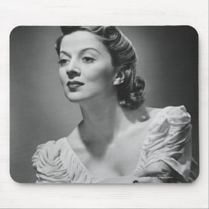 Frau posiert im Studio Mousepad