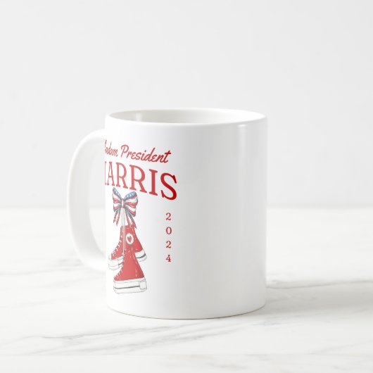 Frau Präsidentin Harris 2024 Sneaker Meme Kaffeetasse (Vorderseite Links)