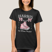Frau Präsidentin Harris 2024 Sneakers and Pearls T-Shirt (Vorderseite)