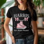 Frau Präsidentin Harris 2024 Sneakers and Pearls T-Shirt<br><div class="desc">Zeigen Sie Ihre Unterstützung für die Abstimmung Blau für Demokratie und für die Frauenrechte mit diesem coolen Design von Frau Präsidentin Harris 2024. Machen wir Geschichte für eine Erste Frau Präsidentin, und eine Erste Afroamerikanerin und Südasiatische Präsidentin der USA im Jahr 2024 und lass allen wissen, "Ich bin mit ihr"...</div>