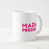 Frau Präsidentin! Moderne, heiß rosa Typografie Jumbo-Tasse (Vorderseite Rechts)