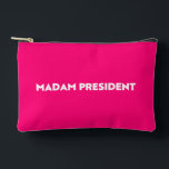 Frau Präsidentin! Moderne Typografie heiß rosa Zubehörtasche<br><div class="desc">Frau Präsidentin, moderne Typografie minimalistisch warmen rosa Druck Nähtasche, Accessoires Pouch, Kosmetik & Toilettenbeutel. Weißer, fett formatierter Text auf heißen rosa bearbeitbaren Farbhintergrund. Man kann es personalisieren und einzigartig machen. Feiern Sie den Präsidenten der Nation am Tag der Amtseinführung des Präsidenten. Auch kann dies ein großartiges Geschenk zum Feiern einer...</div>