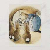 Frau Rabbit Pours Tea von Beatrix Potter Postkarte (Vorderseite)