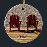 Frau Red Adirondack Beach Chairs Rustic Keramik Ornament<br><div class="desc">Herr und Frau Hochzeit Adirondack Liegestühle Weihnachtsbaumschmuck. Land rustikale Hütte Geschenk für die Neugeborenen. Braun bordeauxrot,  modern,  elegant,  trendig,  einzigartig. Bildrecht Marg Seregelyi Fotografie.</div>