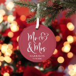 Frau Red Wedding Foto Ornament<br><div class="desc">Ein helles,  rotes Foto-Ornament für Neuvermählte mit "Mr. & Mrs." in einem eleganten weißen Drehbuch und einer weißen Darstellung zweier Herzen vereint. Geben Sie Ihren Namen und Ihr Hochzeitstermin ein. Fügen Sie Ihr Foto auf der Rückseite.</div>