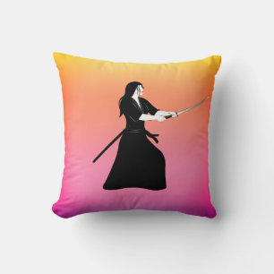 Frau Samurai Warrior mit Schwert Kissen