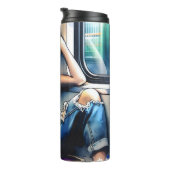 Frau schläft in der U-Bahn und hört Musik Thermosbecher (Nach rechts gedreht)