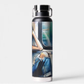 Frau schläft in der U-Bahn und hört Musik Trinkflasche (Rückseite)