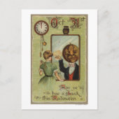 Frau sieht den Pumpkin Man in Mirror an Postkarte (Vorderseite)