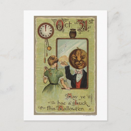 Frau sieht den Pumpkin Man in Mirror an Postkarte (Vorderseite)