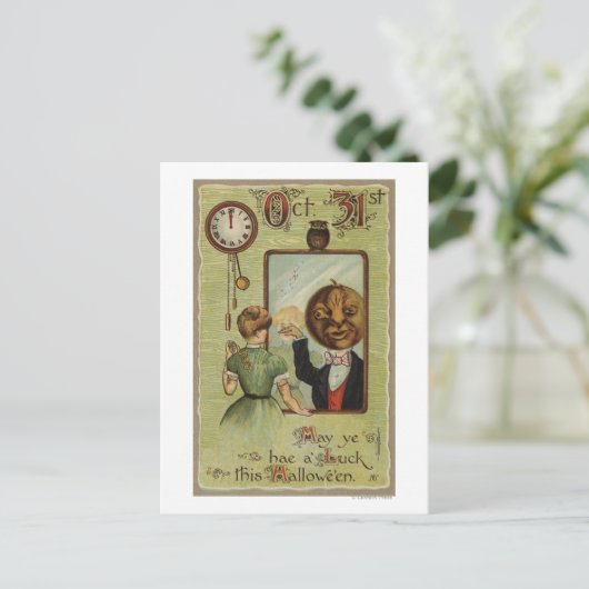 Frau sieht den Pumpkin Man in Mirror an Postkarte (Stehend Vorderseite)