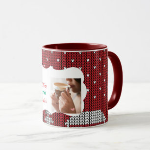Frau Sipping Coffee mit weihnachtlichem Strickpatt Tasse