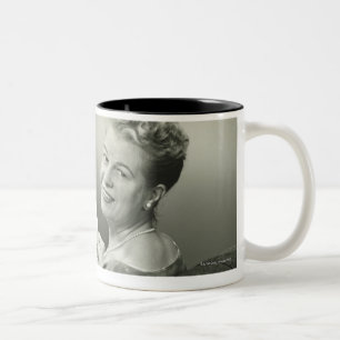 Frau sitzt auf einem Stuhl Zweifarbige Tasse