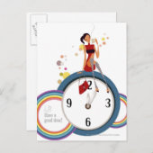 Frau sitzt auf einer Uhr und hält eine Tasse Tee Postkarte (Vorne/Hinten)