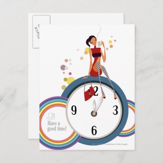 Frau sitzt auf einer Uhr und hält eine Tasse Tee Postkarte (Vorne/Hinten)