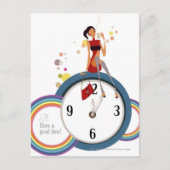 Frau sitzt auf einer Uhr und hält eine Tasse Tee Postkarte (Vorderseite)