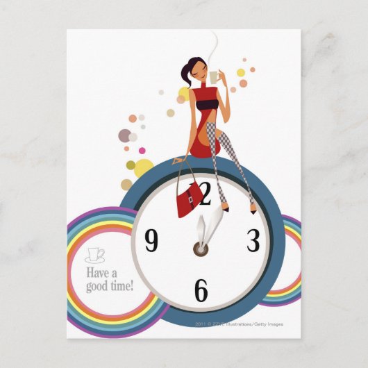 Frau sitzt auf einer Uhr und hält eine Tasse Tee Postkarte (Vorderseite)