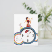 Frau sitzt auf einer Uhr und hält eine Tasse Tee Postkarte (Stehend Vorderseite)