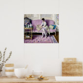 Frau sitzt auf Sofa im Inneren Poster (Küche)