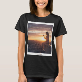 Frau sitzt bei Sonnenuntergang und spricht mit Got T-Shirt