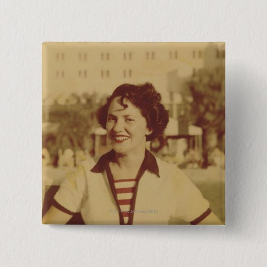 Frau sitzt draußen button (Vorderseite)