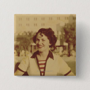 Frau sitzt draußen button