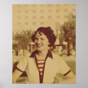 Frau sitzt draußen poster