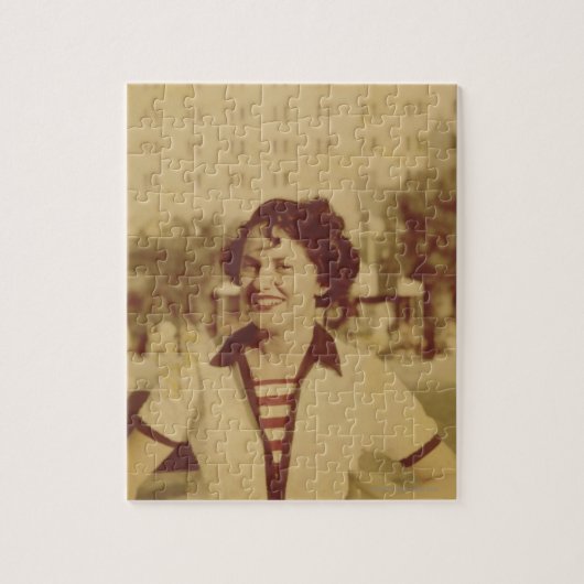 Frau sitzt draußen puzzle (Vertikal)