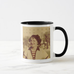 Frau sitzt draußen tasse