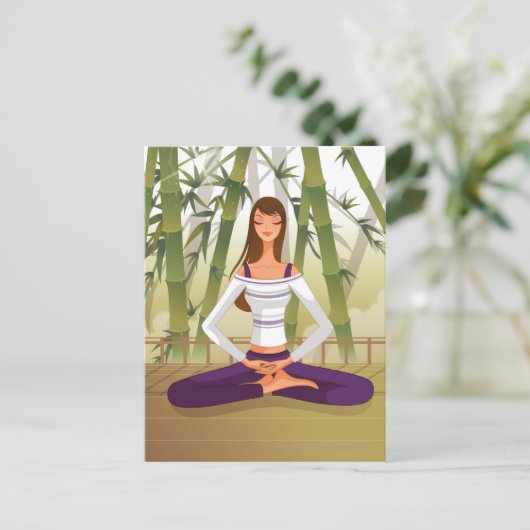 Frau sitzt in Lotus-Position, meditiert Postkarte (Stehend Vorderseite)
