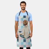 FRAU SITZT MIT BÜCHERN UND WARTEEM GETRÄNK SCHÜRZE (Getragen)