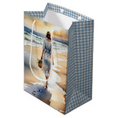 Frau Spaziergang durch das Wasser Mittlere Geschenktüte (Vorderseite Schrägansicht)