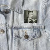 Frau spielt Karten Button (Beispiel)
