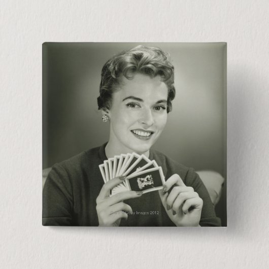 Frau spielt Karten Button (Vorderseite)