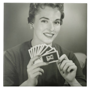 Frau spielt Karten Fliese